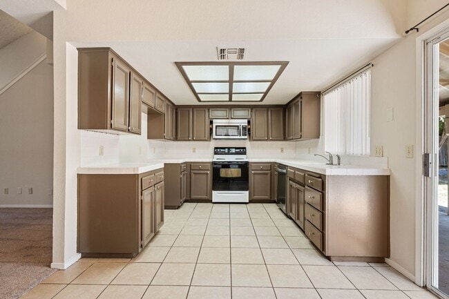 Building Photo - Charming home located in Clovis Unified Sc...