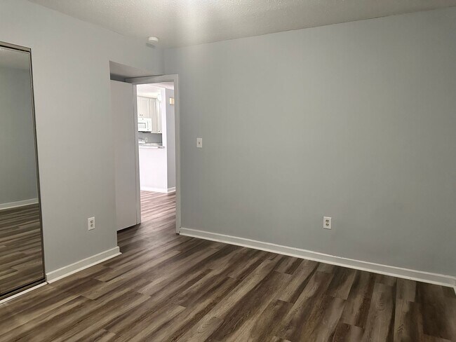 Building Photo - 2 bedroom condo in Williamsburg! Available September 2026