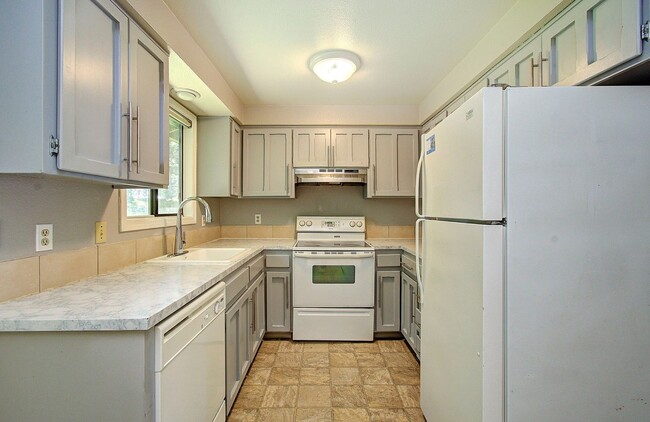 Building Photo - 2 BEDROOM, 1 BATH DUPLEX W/FENCED YARD!
