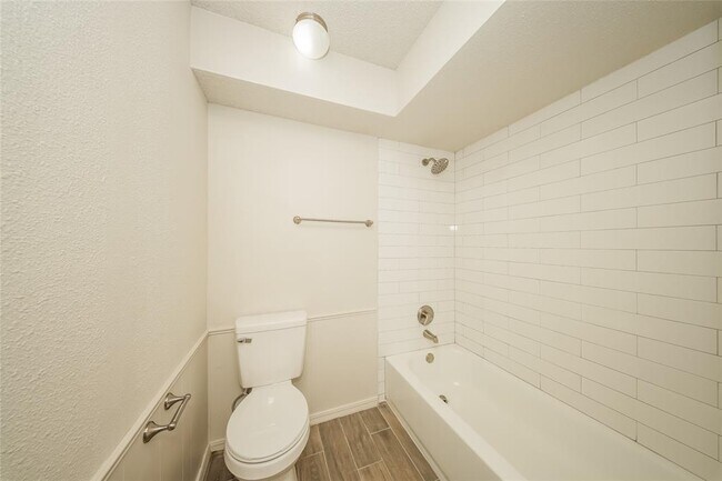 Building Photo - 9900 S Hillcrest Dr
