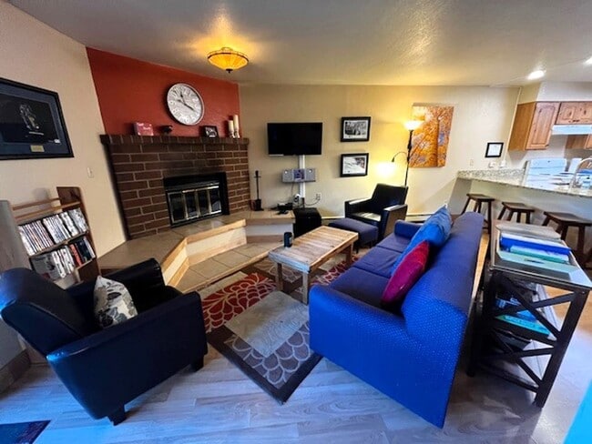 Building Photo - Long Term Rental- Lagoon Townhomes 720D