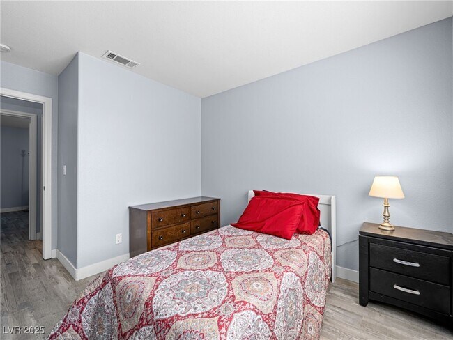 Building Photo - 4749 Califa Dr