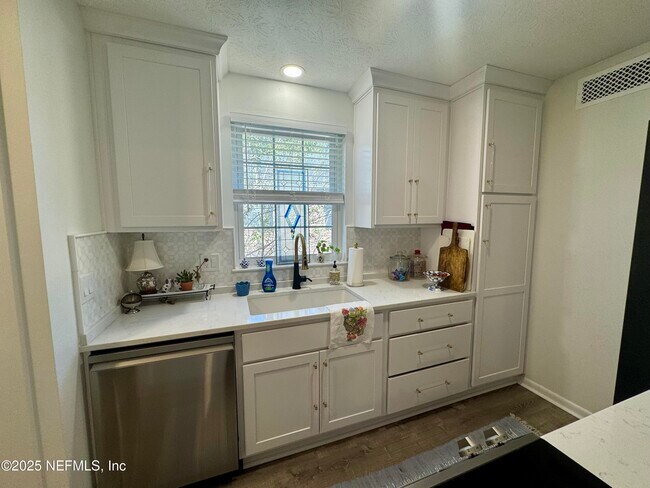 Building Photo - 4358 Timuquana Rd