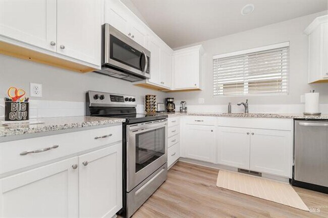 Building Photo - $500 OFF OCTOBER RENT!