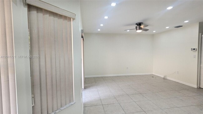 Building Photo - 213 E Forest Oak Cir