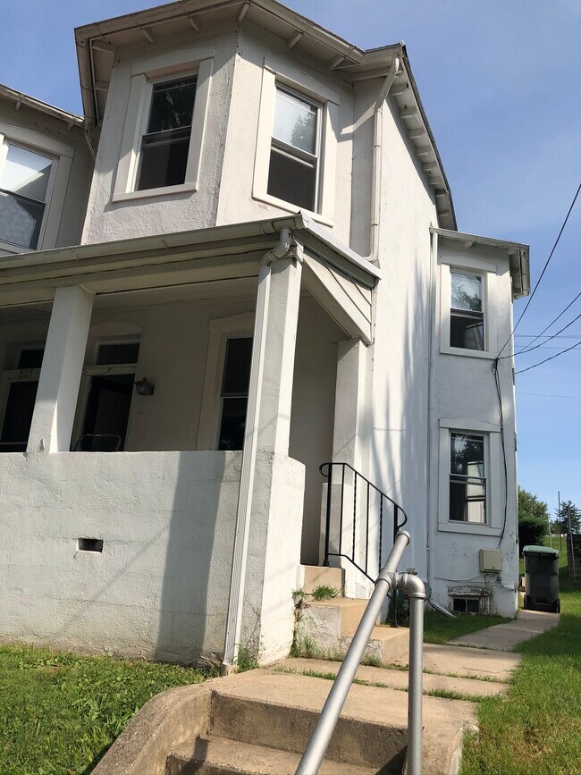 Front Porch - 825 Maple Ave