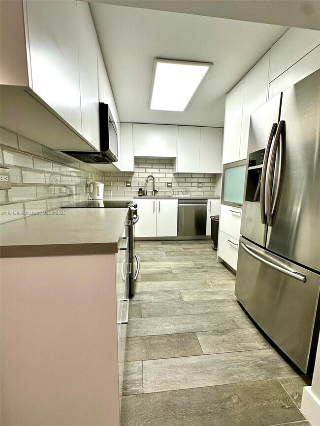 Building Photo - 6039 Collins Ave