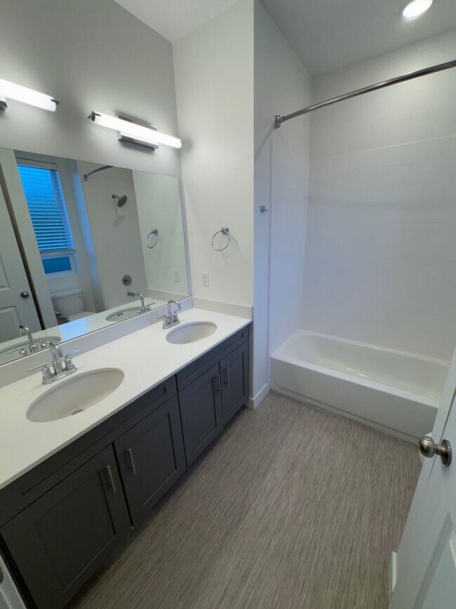 Building Photo - Move In Before School Starts! 4 Weeks Free + $0 Down Deposit OAC | 3 Bed Townhome in South Ogden