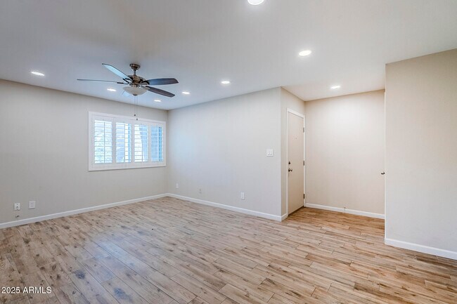 Building Photo - 5525 E Thomas Rd