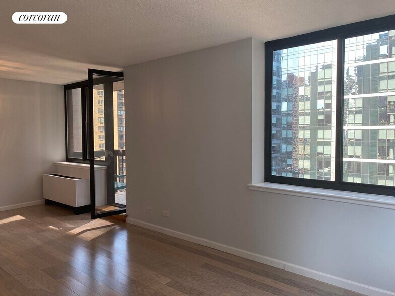 Building Photo - 250 E 40th St