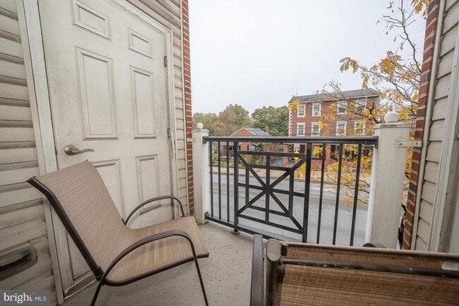 Building Photo - 300 W Elm St