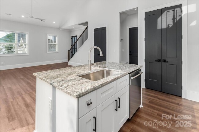 Building Photo - 805 Naples Dr