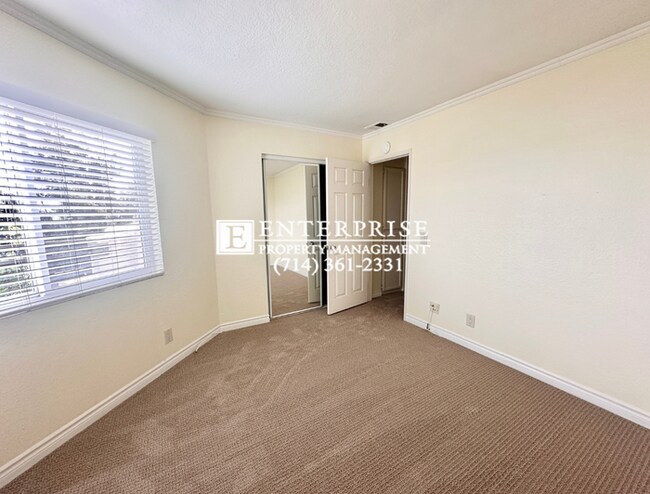 Building Photo - Top-Floor 2-Bed Condo in Huntington Beach | Walk to Beach