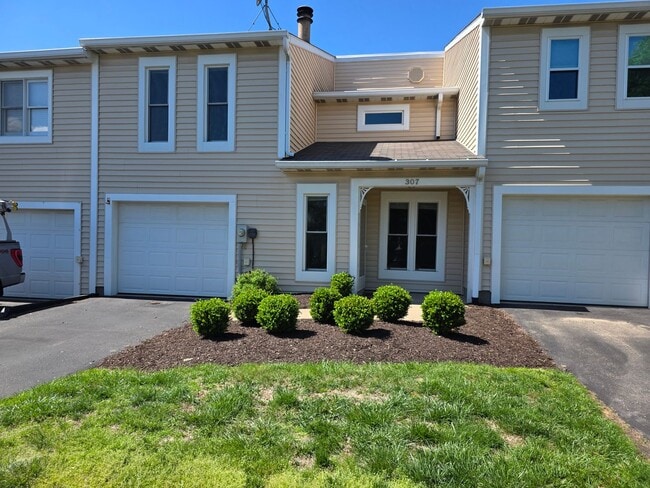 Building Photo - Spacious Town Home in Brighton Heights!