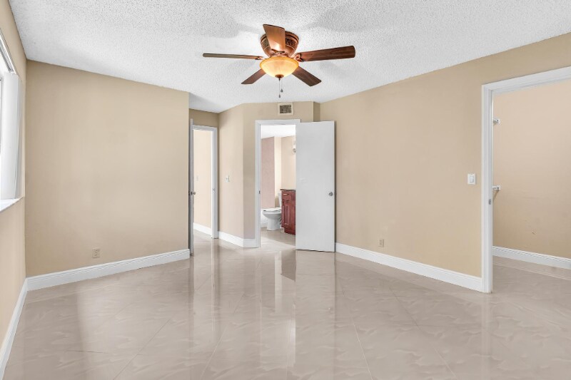 Building Photo - 3370 Pinewalk Dr N