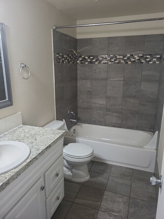 Building Photo - Charming Two Bedroom Lower Level Flat Close to Downtown Vancouver