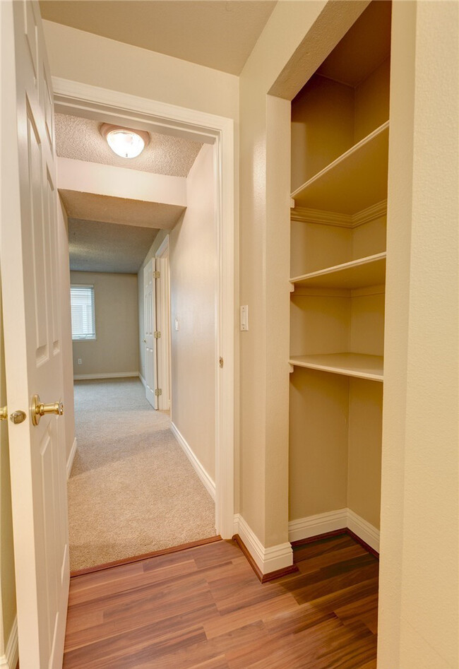 Building Photo - REMODELED, TOP FLOOR KIRKLAND 2 BED CONDO ...