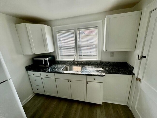 Building Photo - 2BD/1BA Brick Home in Cul-de-sac!