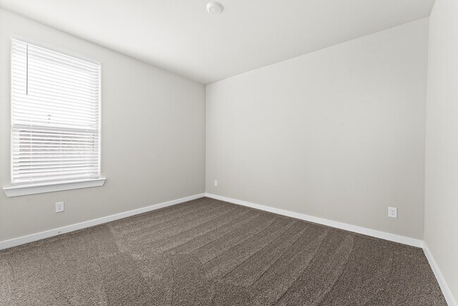 Building Photo - 2106 Somerset Dr