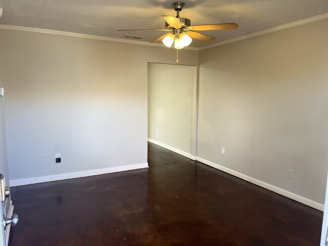Building Photo - Cute 2/1 Duplex in Great Location!