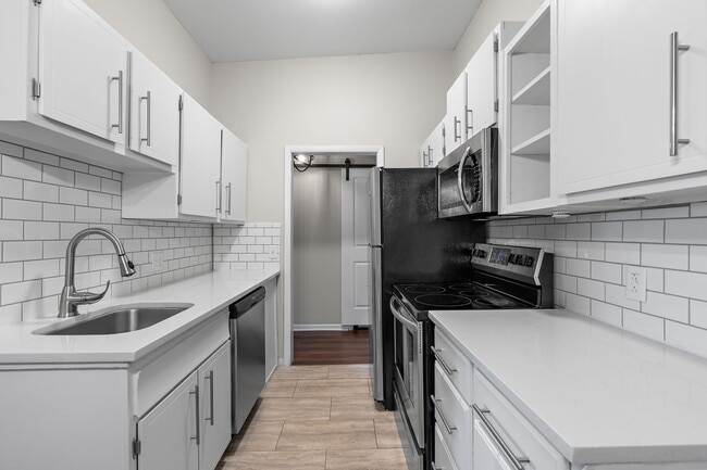 Building Photo - 4425 Westlawn Dr