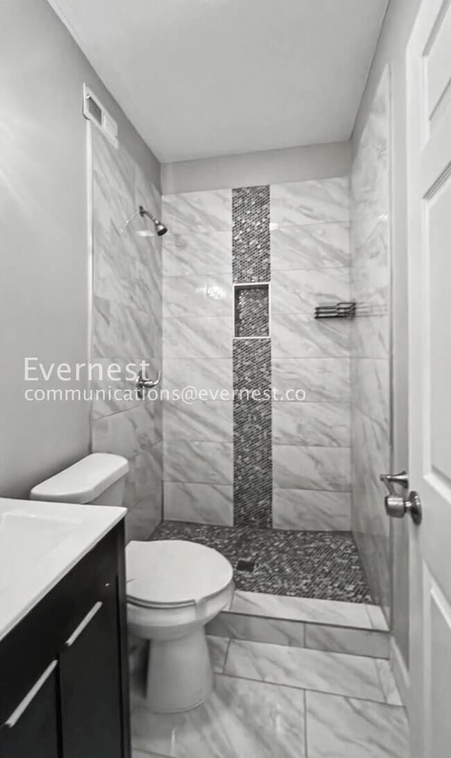 Building Photo - 4 Bed/3 Bath Home with In-Unit Laundry / Available Now!