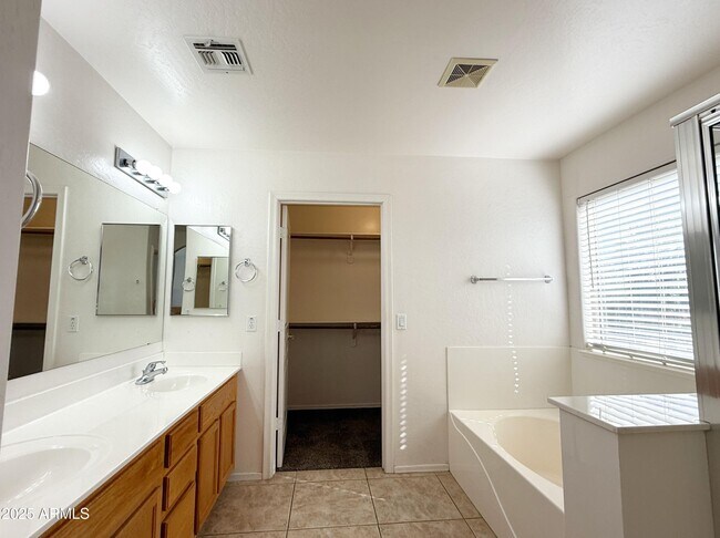 Building Photo - 3363 E Flamingo Ct