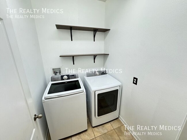 Building Photo - 308 Blue Cypress Dr