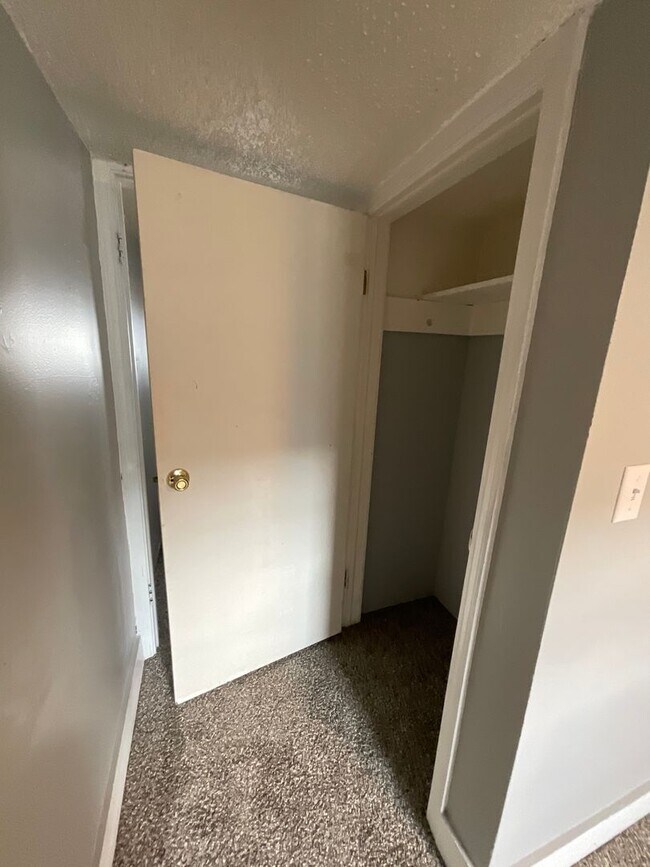 Building Photo - 2 bedroom/1 bath house for rent