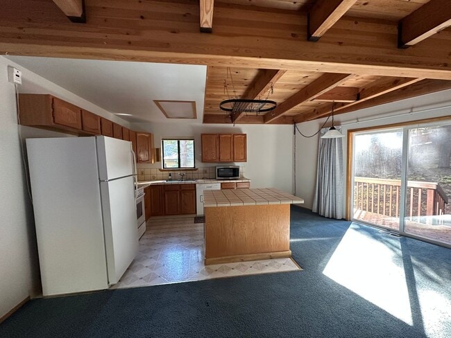 Building Photo - Great End Of Street location -  3 bedroom,...