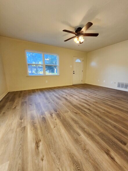 Living room - 1602 Ravenwood Dr