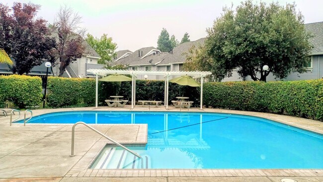 Building Photo - Great Second Floor 2bd Condo With Pool in Gated Complex
