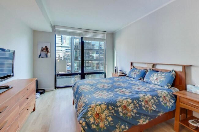 Building Photo - 744 N Clark St