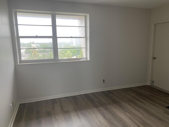 Building Photo - 505 Spencer 410 Dr