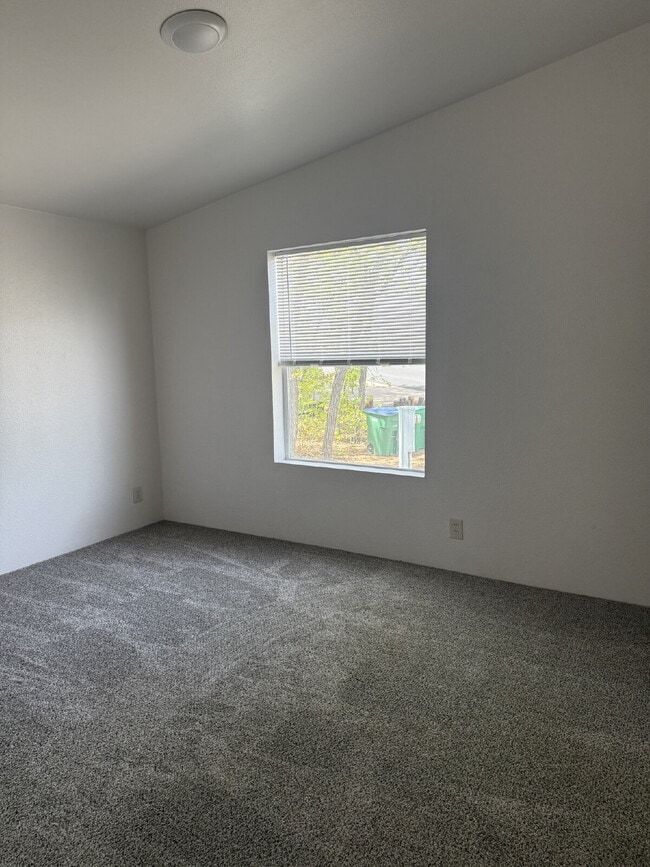 Building Photo - 841 S 11th Dr