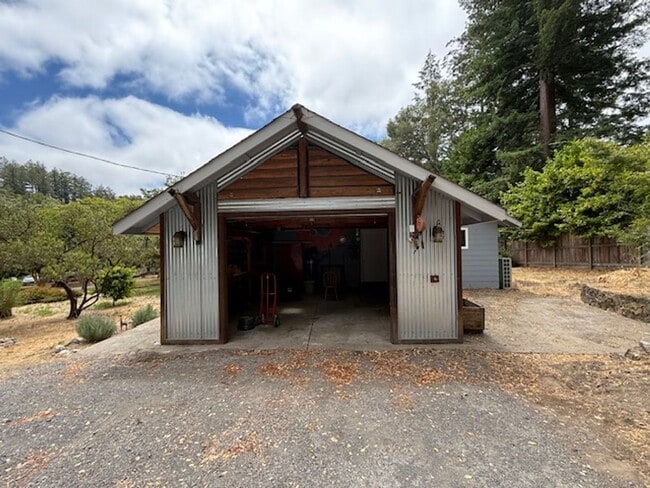 Building Photo - Welcome Home to Karas Lane. In the Country...