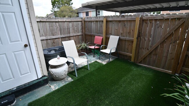 Building Photo - Charming 2-bedroom, 2.5-bathroom home located in Baton Rouge
