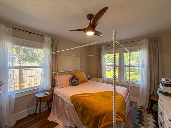 Building Photo - Beautifully Updated Cottage Near Downtown Pensacola with Massive Backyard + LAWN CARE INCLUDED!