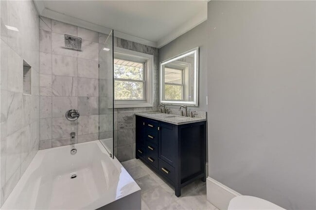 Building Photo - 2325 Elmwood Cir SE