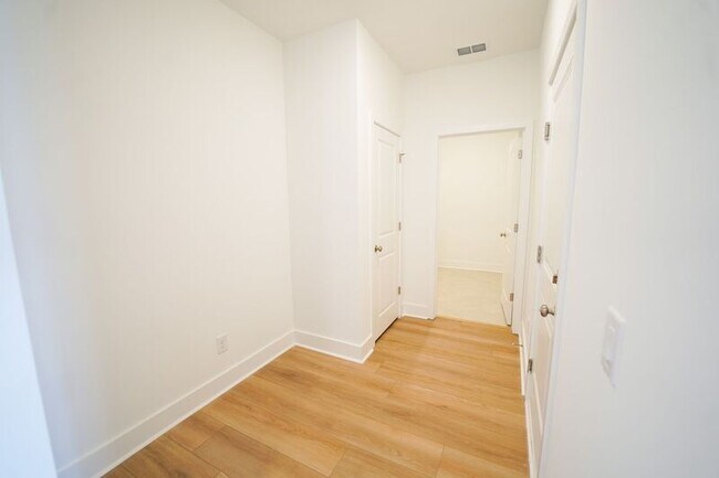 Building Photo - 128 Kingswood Cir