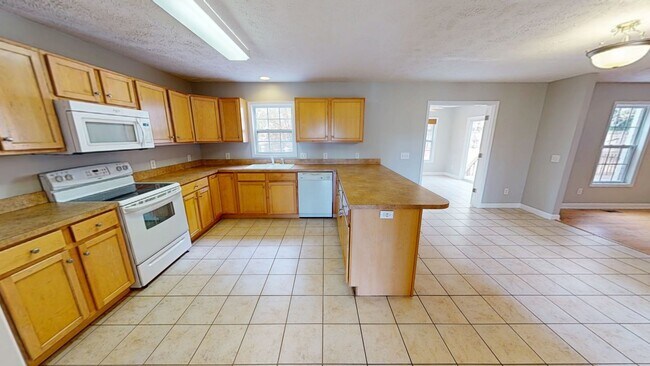 Building Photo - Open Floor Plan with Fenced Back Yard in L...