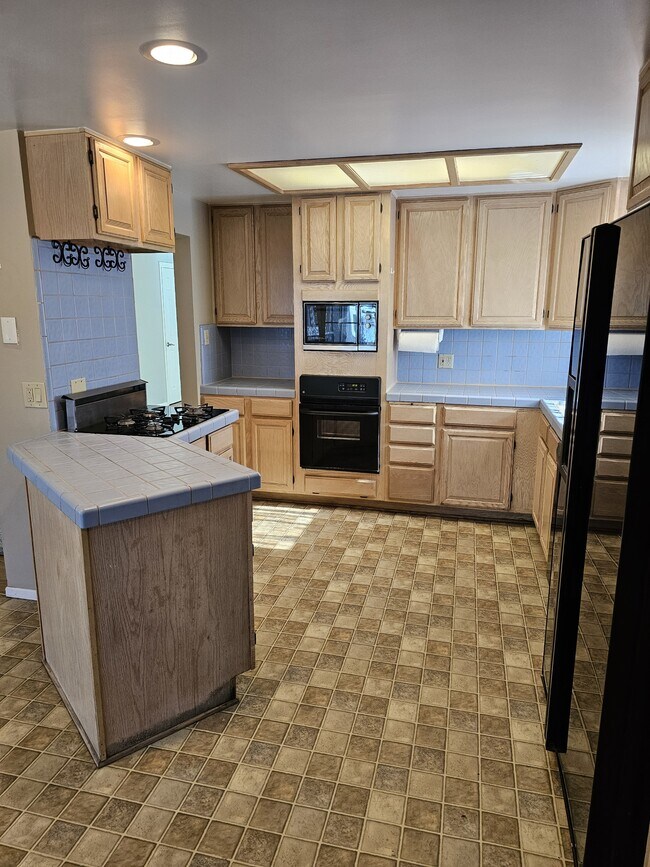 Building Photo - 707 Lima St