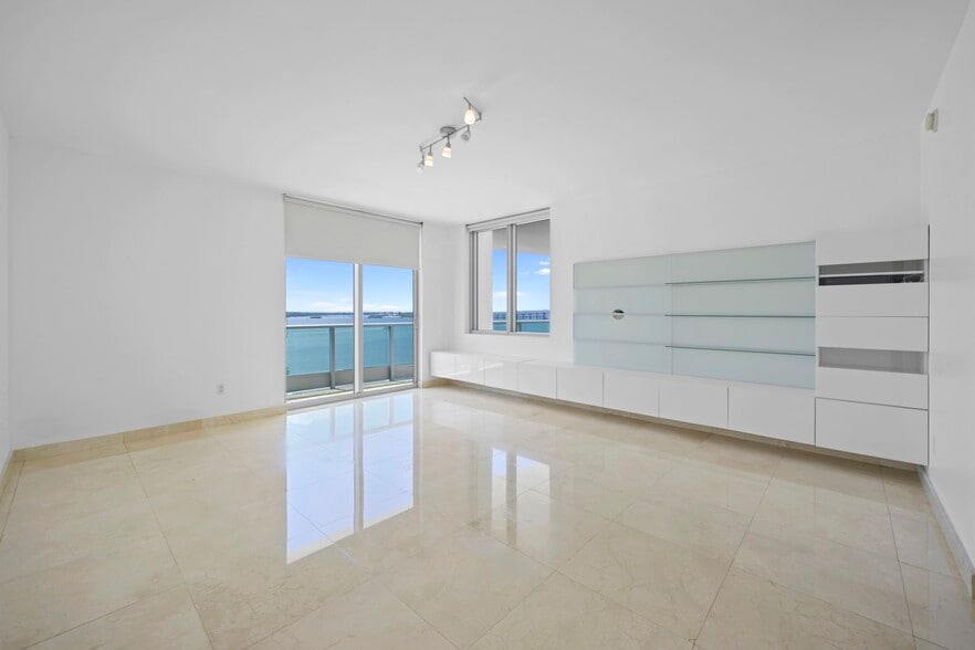 Building Photo - 1331 Brickell Bay Dr