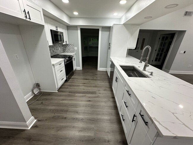Building Photo - Spacious 4 Bedroom 3 Bath in Southoak