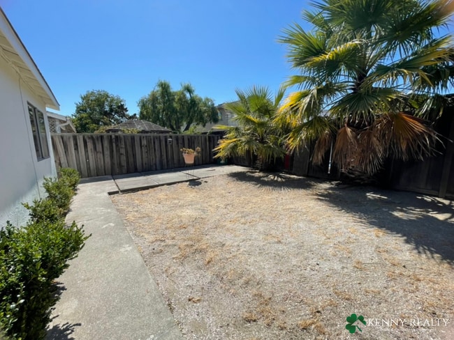 Building Photo - 4 Bedroom, 2 Bathroom Home in Foster City with Large Yard