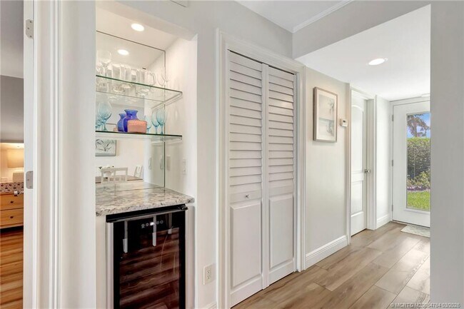 Building Photo - 40 NE Plantation Rd