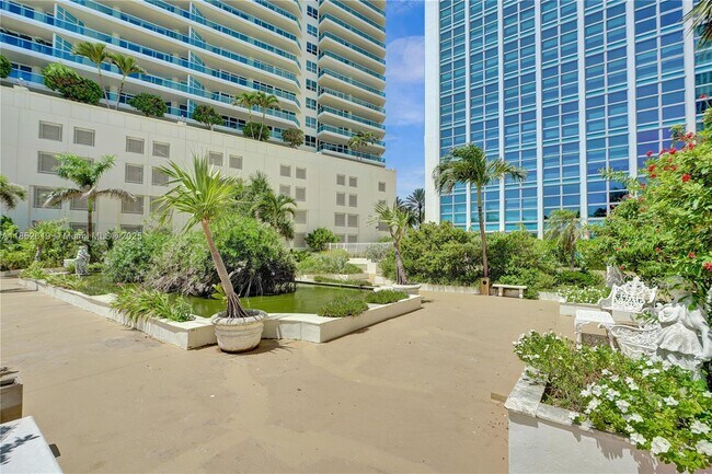 Building Photo - 5055 Collins Ave