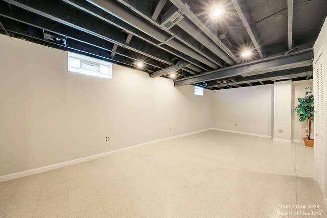 Building Photo - 3127 Dunwoodie Rd