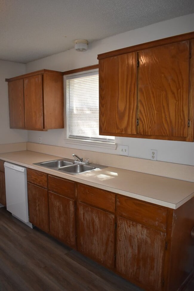 Building Photo - 221 W Robin Ln