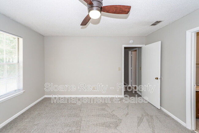 Building Photo - 1022 Oakcrest Dr